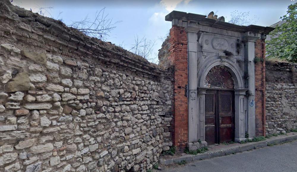  В Стамбуле подожгли руины исторической синагоги Кастурья
