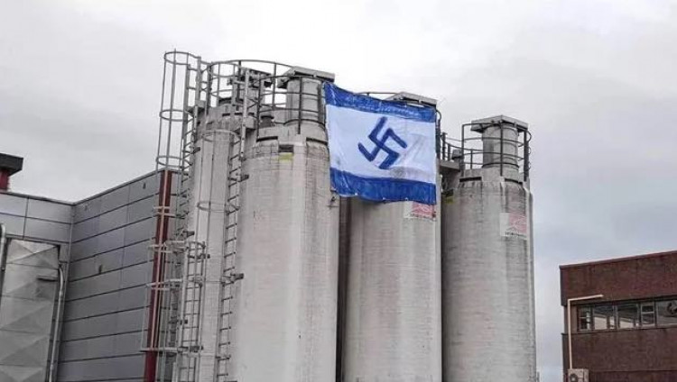 Антисемитизм по-норвежски. Израильские флаги со свастикой вместо звезды Давида на улицах Осло