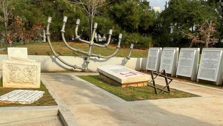 Неонацисты осквернили памятник евреям в Салониках