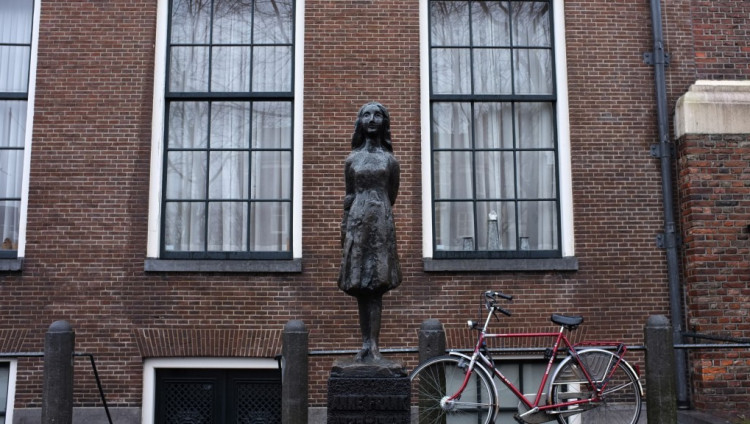 В Амстердаме гражданин Канады получил 2 месяца тюрьмы за антисемитские проекции на дом Анны Франк