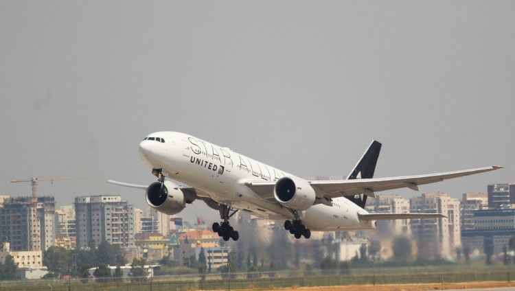 Известную израильскую журналистку заставили пересесть в самолете по требованию харедим