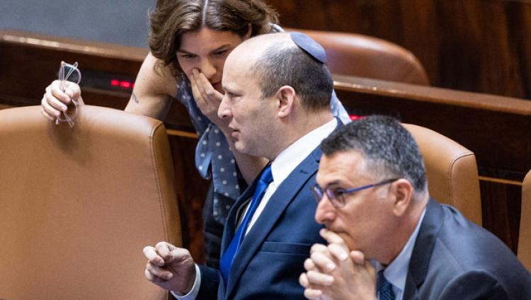 Законопроект, запрещающий Нетаньяху формировать правительство, расколол коалицию