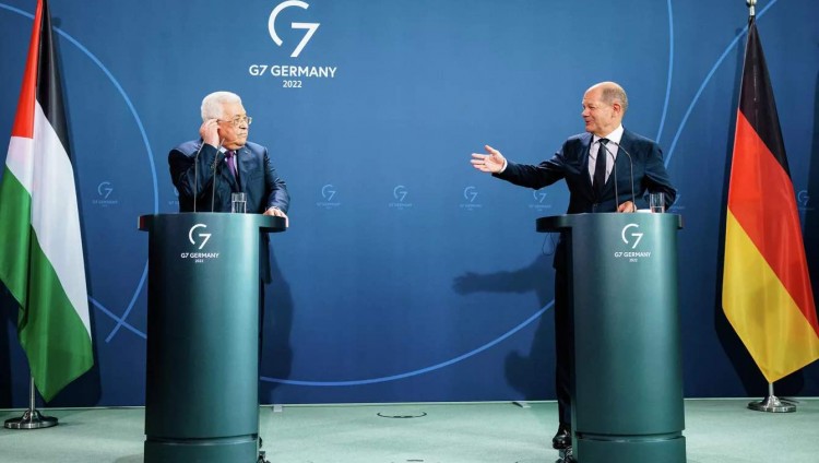 Канцлер Германии осудил слова Аббаса о Холокосте с опозданием на сутки