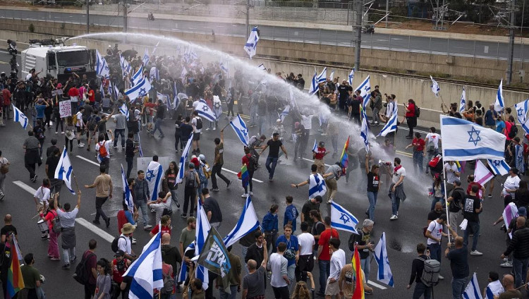 Полиция применила водометы и слезоточивый газ против протестующих в Тель-Авиве