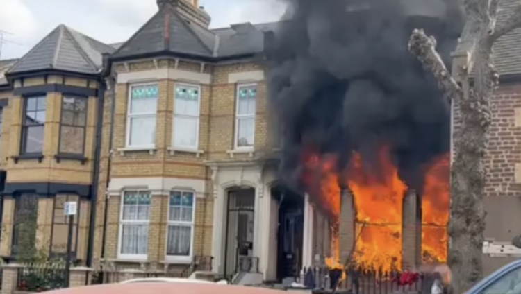 Полиция Лондона расследует сильный пожар как результат поджога на почве антисемитизма