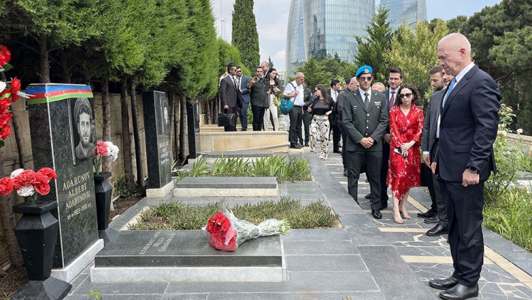 Министр обороны Израиля посетил мемориал Альберта Агарунова в Баку