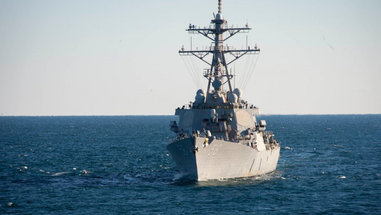Хуситы напали на два торговых судна в Красном море и атаковали американский эсминец