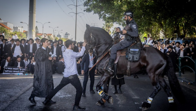 Полиция применила силу для разгона массовой акции протеста харедим против призыва в Бней-Браке