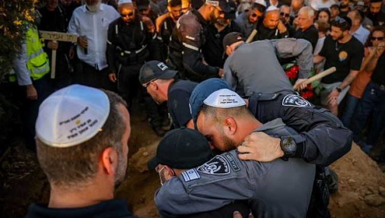 Сотни людей пришли на похороны Хена Амира, ценой жизни остановившего террориста в Тель-Авиве