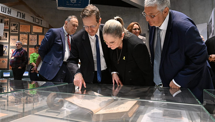 Президент Израиля подарил «Яд ва-Шему» экземпляр Вавилонского Талмуда, переживший Холокост