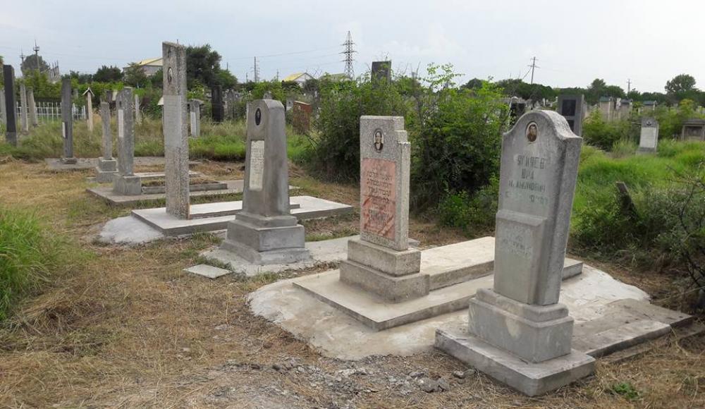 Власти и население Хасавюрта помогли с уборкой на еврейском кладбище
