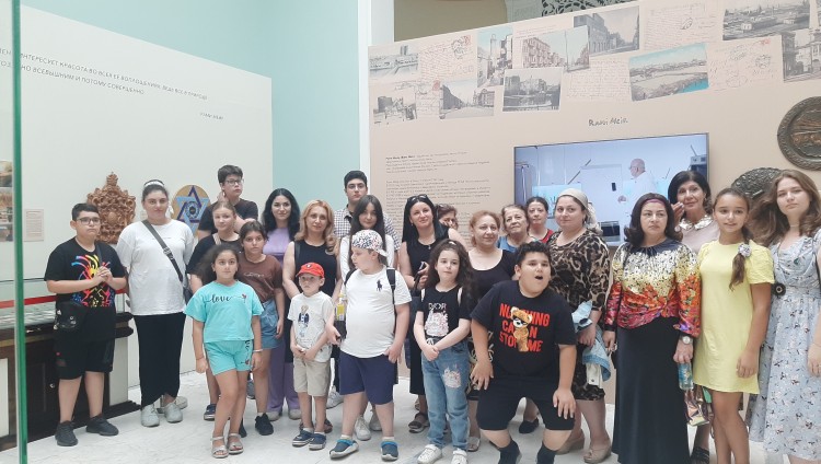 Представители горско-еврейской общины посетили выставку Рами Меира на ВДНХ