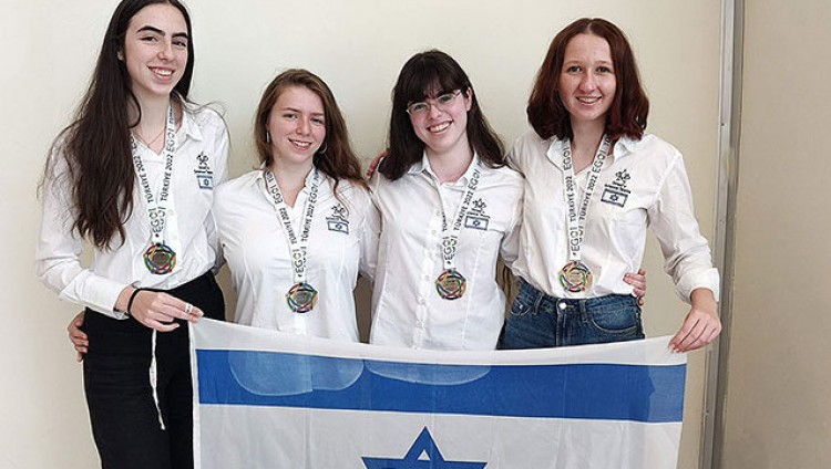 Юные израильтянки завоевали четыре медали на европейской олимпиаде по компьютерным наукам