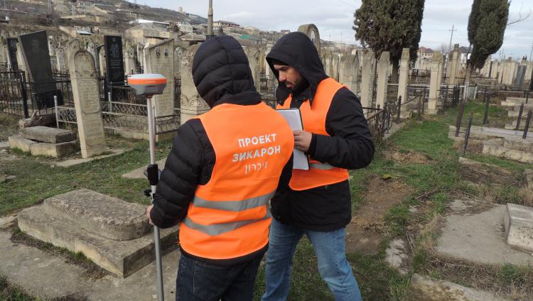 Проект «Зикарон»: оцифровка памятников еврейского кладбища Дербента продолжается