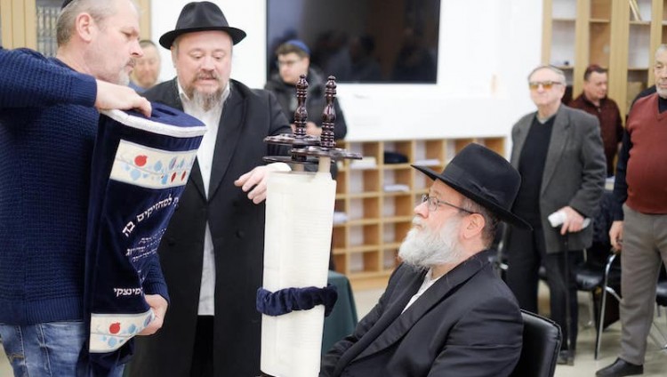 Новый свиток Торы внесли в синагогу Кривого Рога