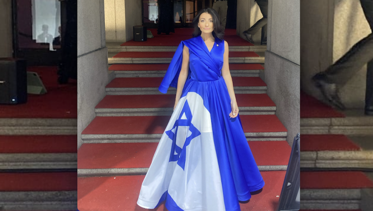 Нью-Йоркский депутат Инна Верникова пришла на митинг республиканцев в платье с флагом Израиля