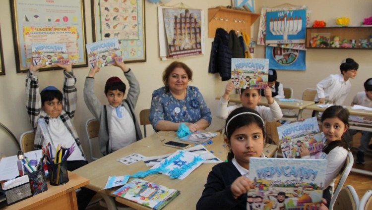 Бахрам Багирзаде передал еврейским детям новые книги