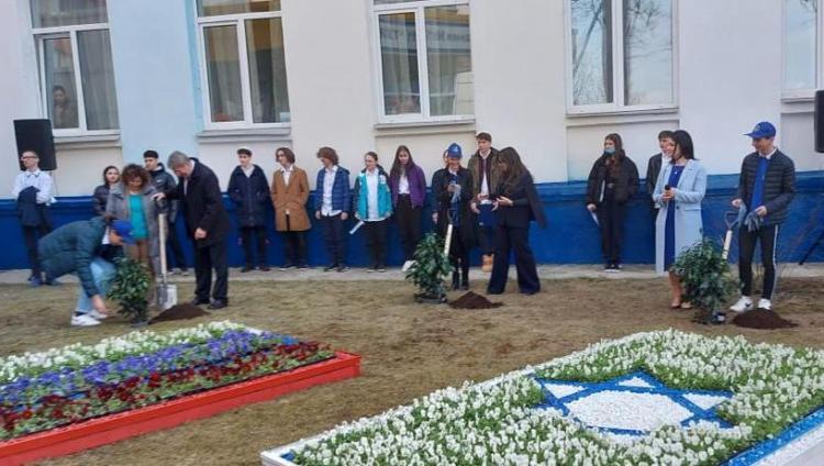 Посол Израиля открыл цветочную клумбу в еврейской школе в Москве