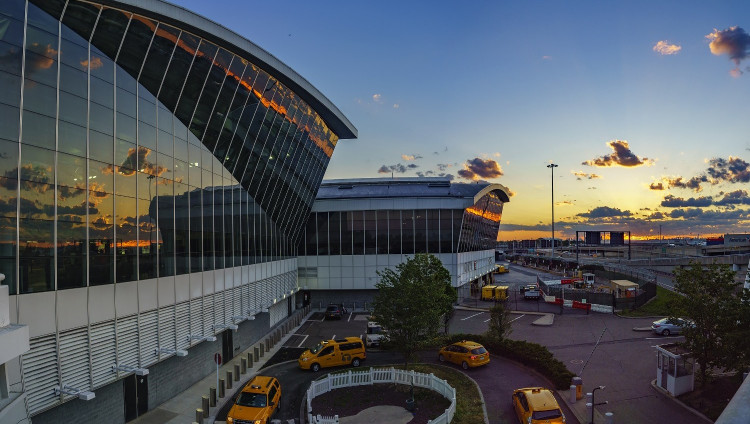 Пропалестинские активисты заблокировали два крупнейших аэропорта США