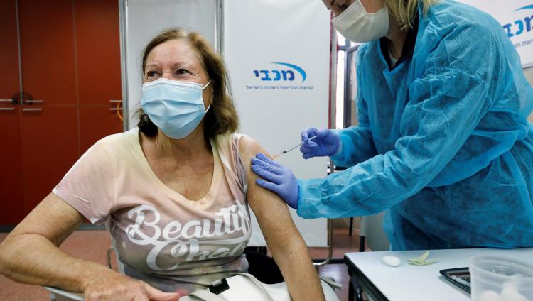 В Израиле расширили прививку третьей дозой вакцины на новые группы населения