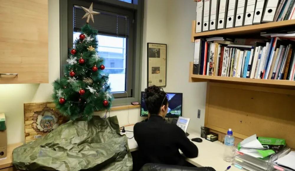 Депутат-мусульманин установил рождественскую елку в здании израильского парламента