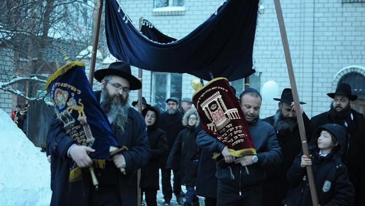 Днепровские евреи подарили бердичевским свиток Торы
