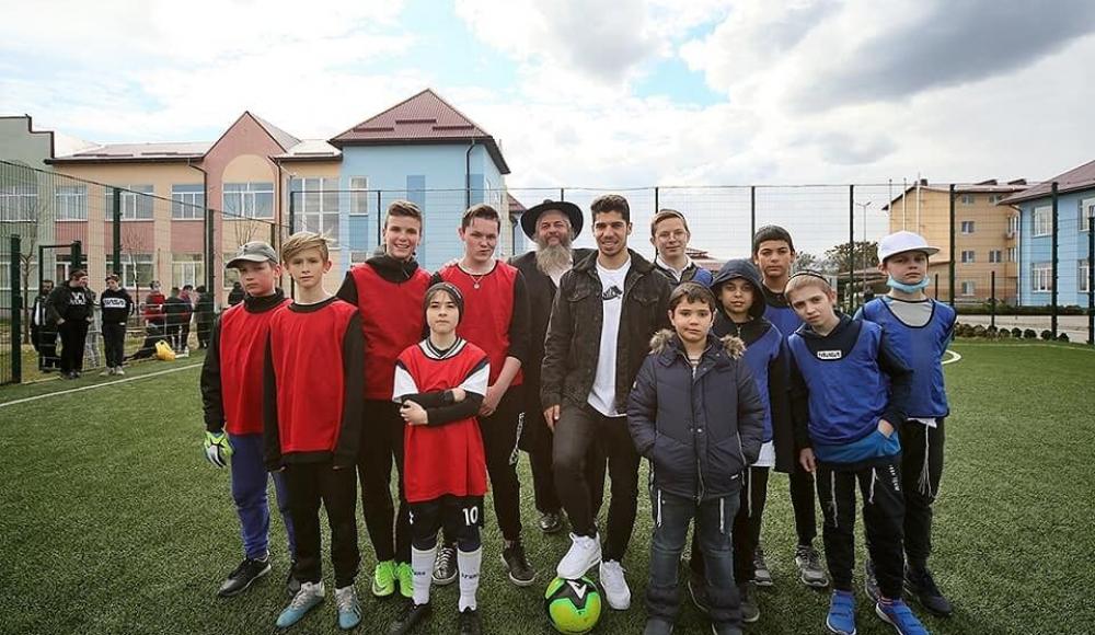Израильский футболист донецкого «Шахтера» посетил еврейский поселок под Киевом