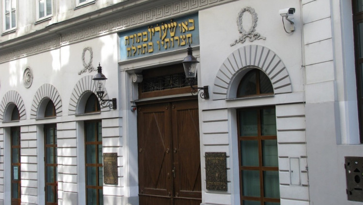 С главной синагоги Вены сорвали израильский флаг