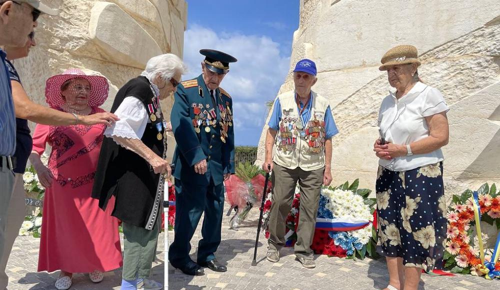 Ветераны и послы возложили венки и цветы к израильскому Мемориалу победы Красной армии