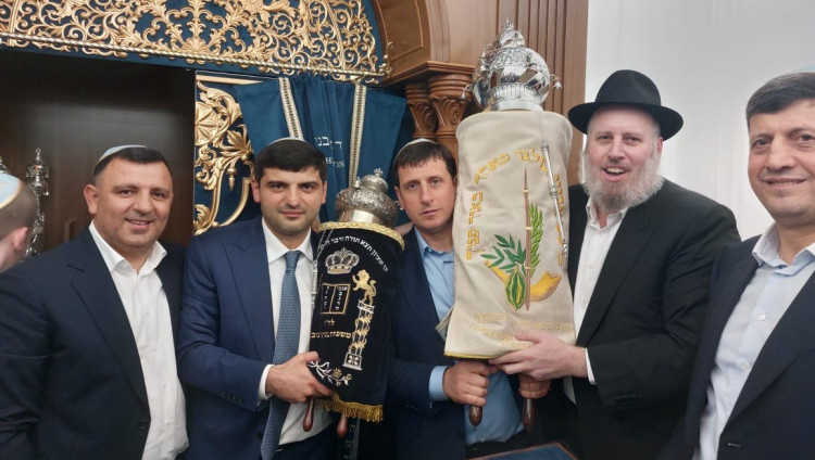 В новую синагогу на северо-западе Москве внесен свиток Торы