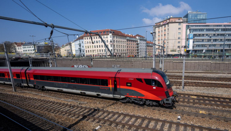 Пассажиров австрийского поезда заставили слушать речь Гитлера