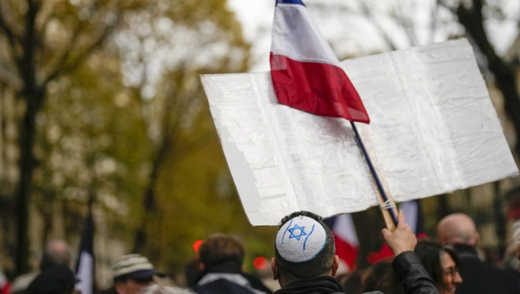 В Париже десятки тысяч людей вышли на акцию против антисемитизма