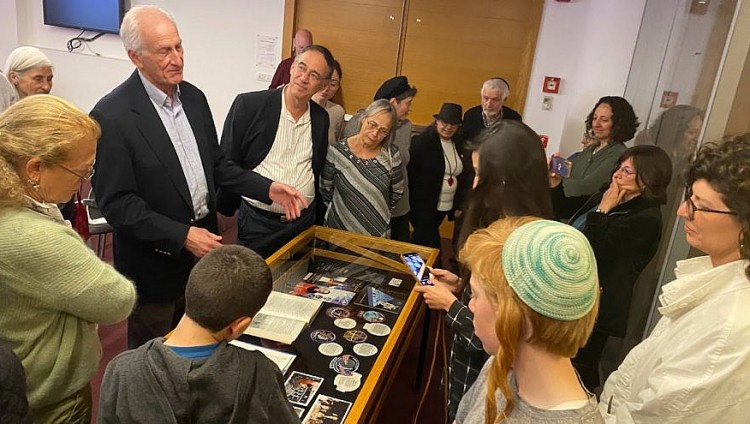 Национальная библиотека Израиля получила в дар дневник астронавта Джеффа Хоффмана