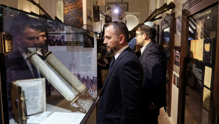 Свиток Торы XVI века, переживший Холокост, выставили в музее Дубая