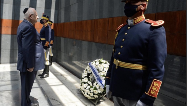 Ривлин возложил венок к мемориалу Холокоста румынского еврейства в Бухаресте