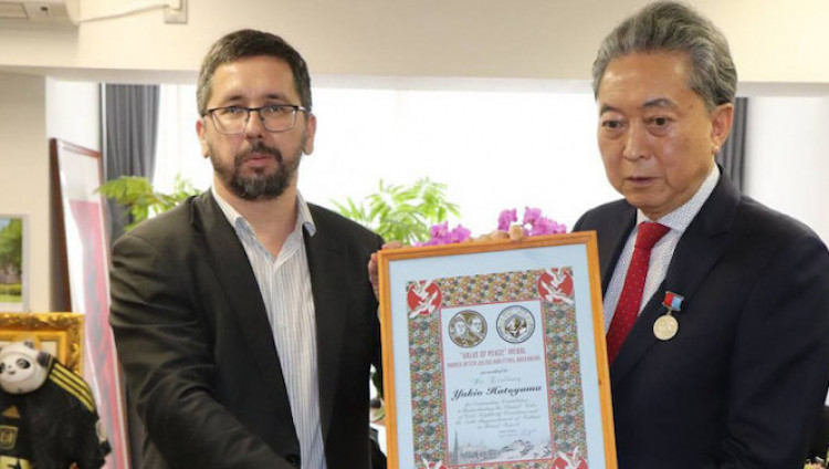 Бывшему премьер-министру Японии вручили медаль «Ценность мира» имени Юлиуса и Этель Розенбергов