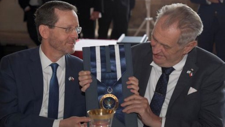Ицхак Герцог наградил Милоша Земана Президентской медалью Израиля