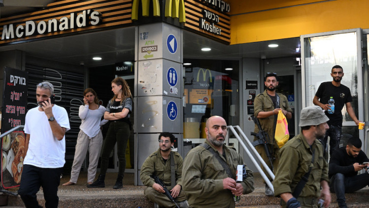 Израильский McDonald's вызвал гнев ряда филиалов сети в мире за бесплатную раздачу еды солдатам ЦАХАЛа 
