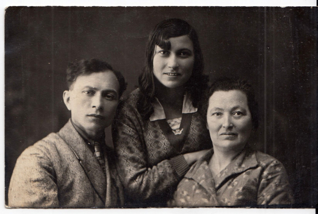 фото 22 Софья Иосифовна, справа Броня Яковлевна Гольд, слева Мейр Григорьевич Барг (1920е).jpg