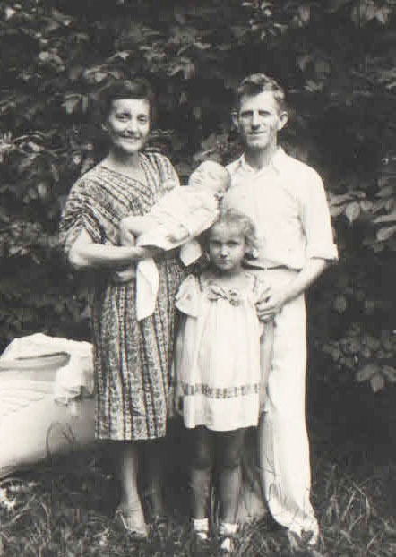 Маленькая Надя (мама Виктории) с мамой и отчимом..jpg