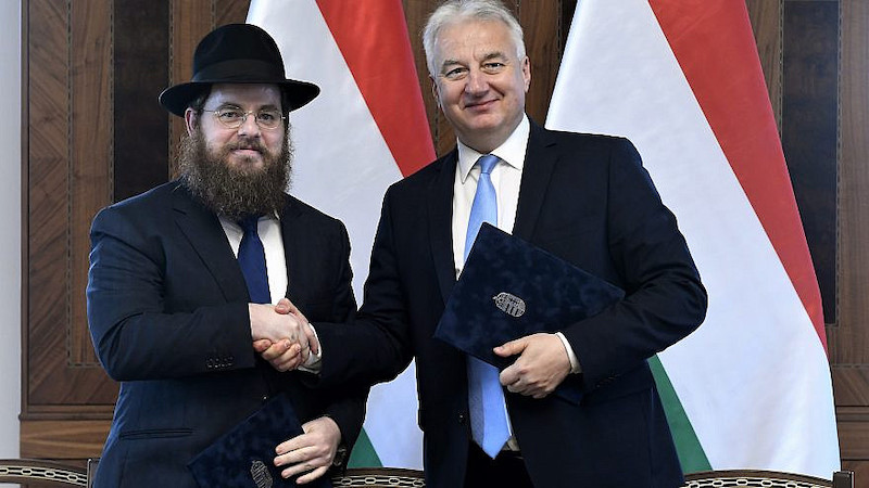 Rabbi-Shlomo-Koves-and-Hungarian-Deputy-Prime-Minister-Zsolt-Semjen-880x495.jpeg