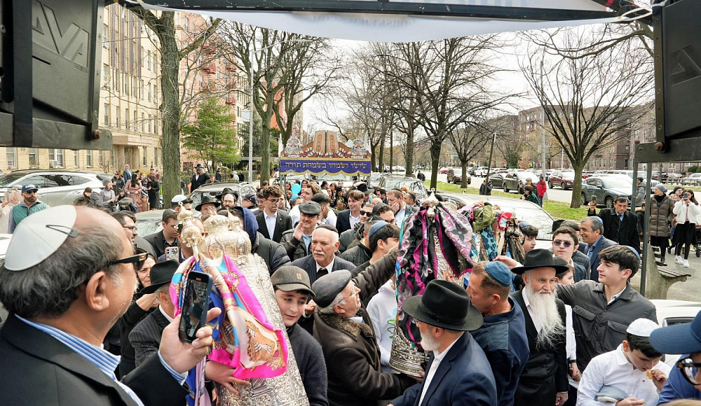 Внесение свитка Торы в синагогу горских евреев «Ор а-мизрах» в Нью-Йорке