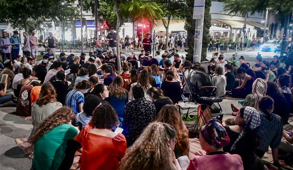 Тель-авивский суд запретил разделять барьером молящихся на улице мужчин и женщин 