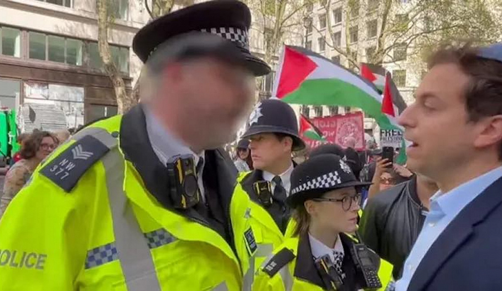 «Слишком откровенный еврей»: лондонские полицейские потребовали от мужчины в кипе уйти с пропалестинского марша под угрозой ареста