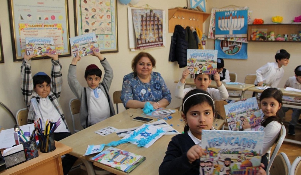 Бахрам Багирзаде передал еврейским детям новые книги