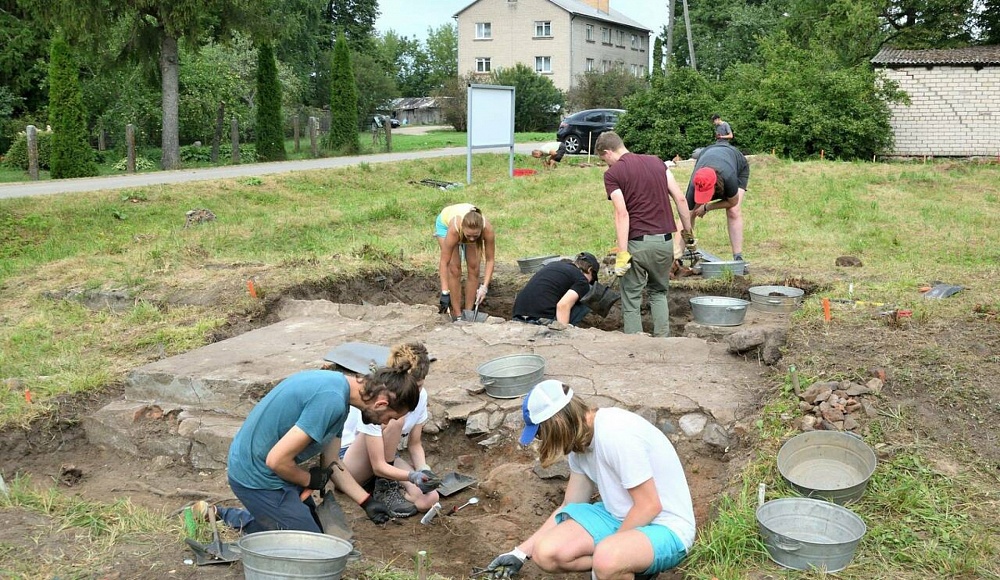 На месте синагоги в латвийских Вишках начались археологические раскопки