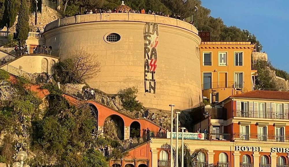 На башне в Ницце вывесили огромный антиизраильский баннер с логотипом СС