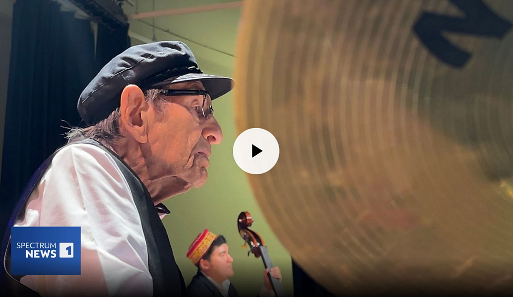 98-летний барабанщик основал группу совместно с другими выжившими во время Холокоста, и сейчас гастролирует по миру