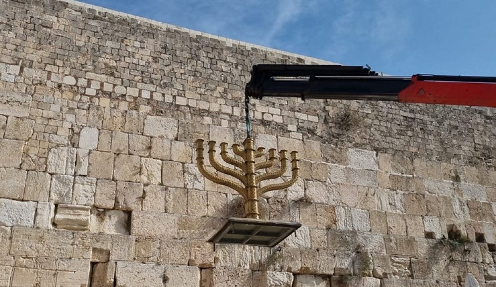 Гигантская ханукия установлена ​​на площади Западной стены в Иерусалиме
