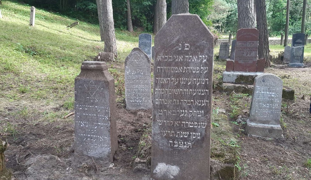 В Латвии восстановлено еврейское кладбище